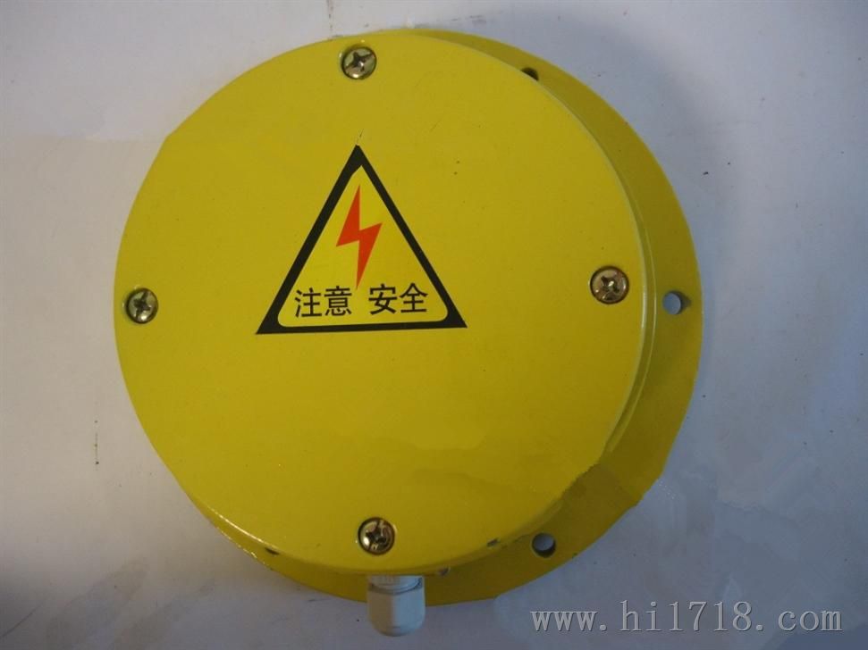 ZGDS-II溜槽堵塞檢測器,溜槽防堵保護裝置廠家 ZGDS-II溜槽堵塞檢測器,溜槽堵塞保護裝置工作原理,溜槽堵塞保護裝置采用門式結構,彈簧復位,安裝在溜槽側壁上。當物料在溜槽中造成堵塞時堆積的物料必定給溜槽側壁一個壓力,從而將本裝置的活動門向內推移。當活動門偏轉角度大于受控角度時,其控制開關動作,從而發出報警或停機信號。如將其接至振動器控制線路上,可實現輕度堵塞時不停機自動振打功能。堵塞故障排除后,活動門自動復位。,JYB/LD-B溜槽堵塞保護裝置使用說明,溜槽堵塞保護裝置又名溜槽堵塞開關,溜槽堵塞檢測器,堵料開關,麻城圖爾克現貨供應皮帶輸送保護裝置,溜槽堵塞開關,批發生產,廠家直銷。JYB/LD-B溜槽堵塞保護裝置采用門式結構,彈簧復位,當物料在溜槽中造成堵塞時,堆積的物料給溜槽側壁一個壓力.從而將本裝置的活動門向外推移,當活動門偏轉一個角度時,其控制溜槽堵塞開關動作發出警告、振打或停機信號。當堵塞故障排除后,活動門在彈簧的作用下自動復位,恢復原狀態。溜槽堵塞開關也可通過地址編碼器發送狀態數據至遠程控制室。后面設有檢修門,便于使用中平常維護。,溜槽防堵保護裝置廠家